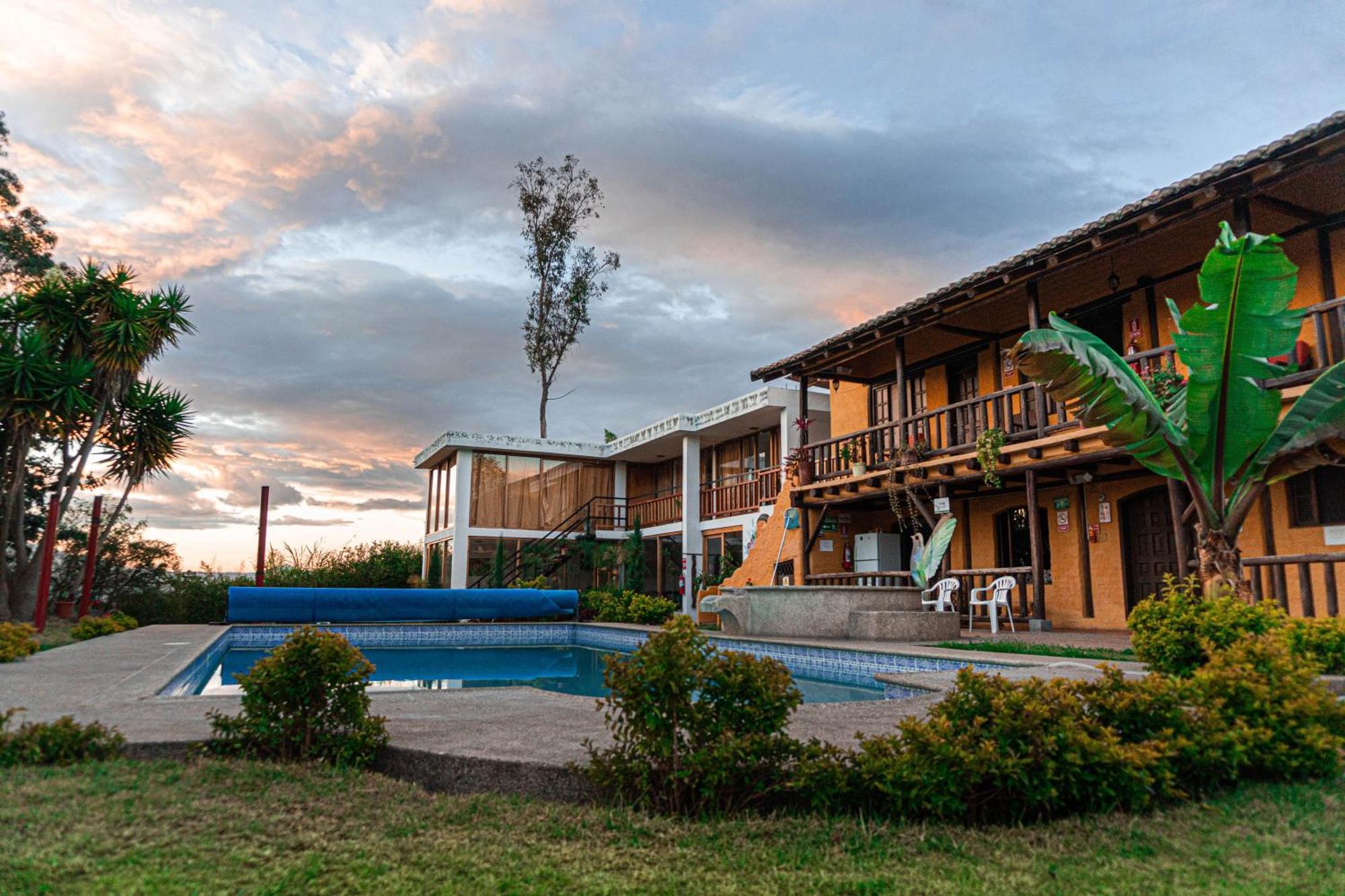 Хостел Hosteria Colibri Aeropuerto Табабела Екстер'єр фото